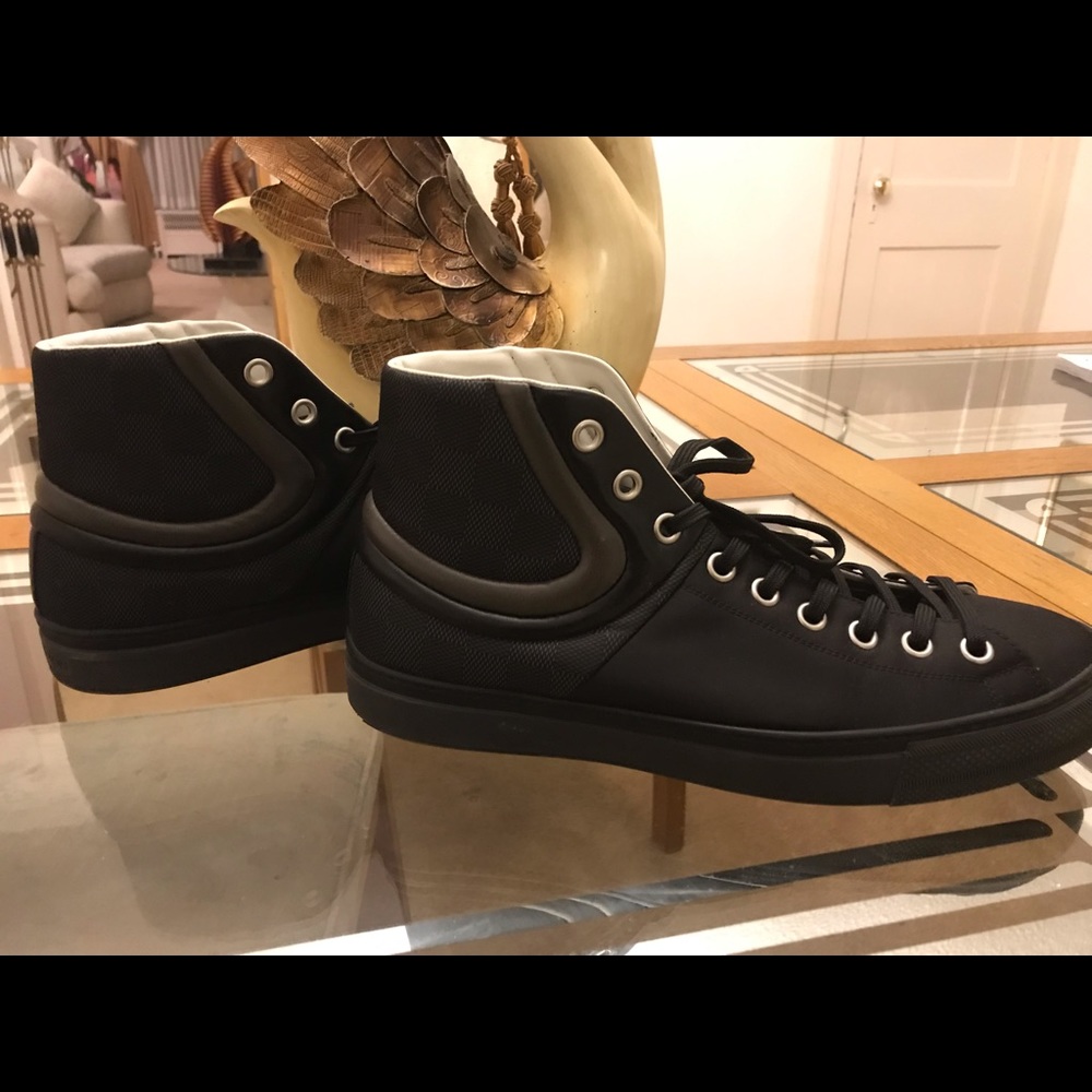 Louis Vuitton Men’s Sneakers Size 9 Barely worn